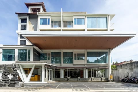 Facade/entrance