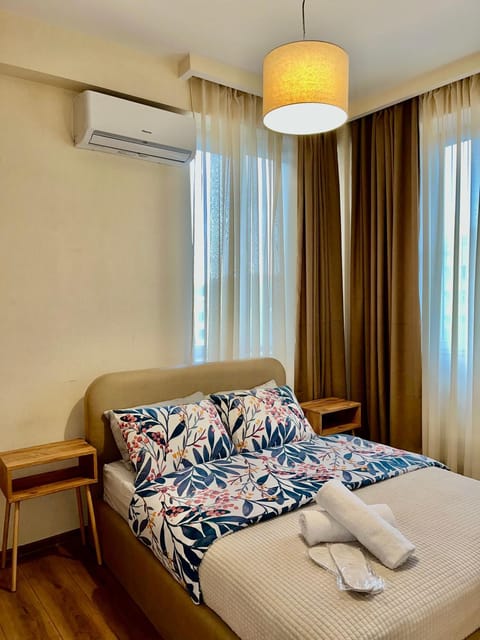 Bed, Bedroom, towels