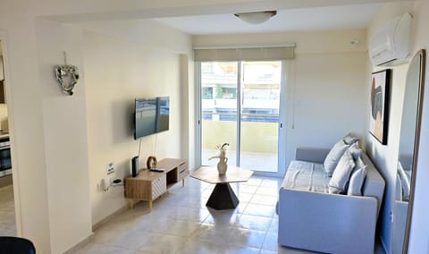 Communal lounge/ TV room, Living room, Seating area, air conditioner