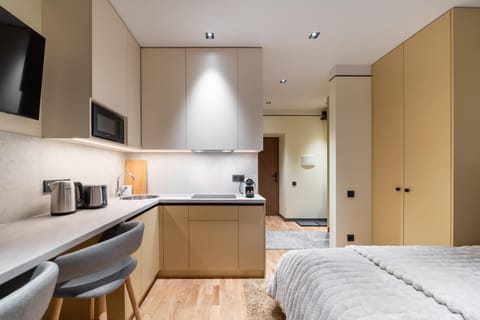 Bed, TV and multimedia, Coffee/tea facilities, Kitchen or kitchenette, Photo of the whole room, Bedroom, wardrobe