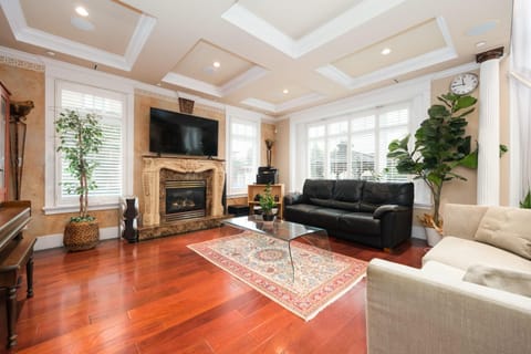 Luxurious & Spacious Mansion next to Oakridge Mall House in Vancouver
