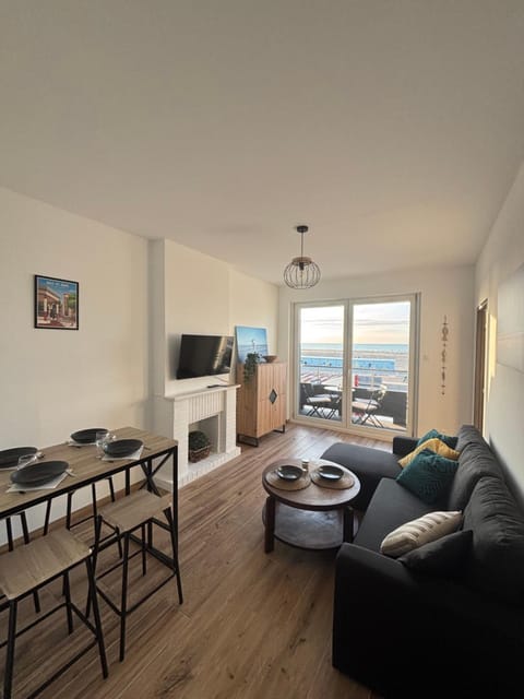 Living room, Dining area, Sea view