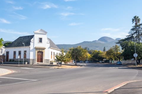 232 Paarl Studio With AC and Onsite Parking Apartment in Cape Town