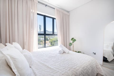 232 Paarl Studio With AC and Onsite Parking Apartment in Cape Town