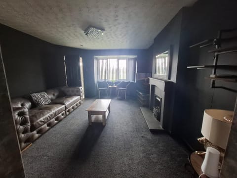 Foxley - Contractor 4-bed with parking & WIFI by Hosterooo House in Widnes