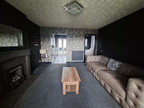 Foxley - Contractor 4-bed with parking & WIFI by Hosterooo House in Widnes