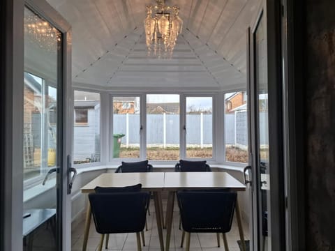 Foxley - Contractor 4-bed with parking & WIFI by Hosterooo House in Widnes