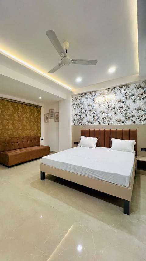 Bed, Photo of the whole room, Seating area, Bedroom