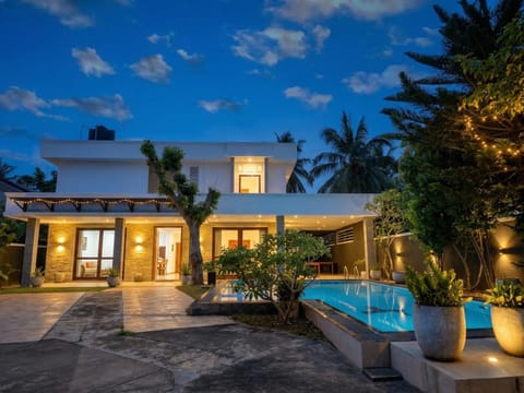 Property building, Patio, Night, Garden, Garden, Garden view, Pool view, Swimming pool, sunbed