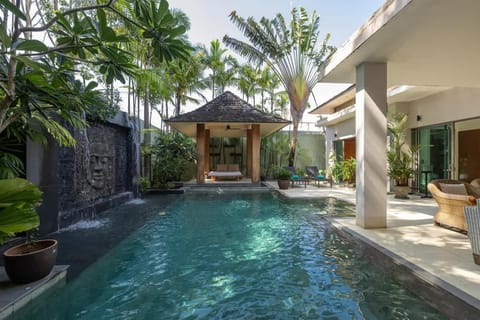 Pool view, Swimming pool, sunbed