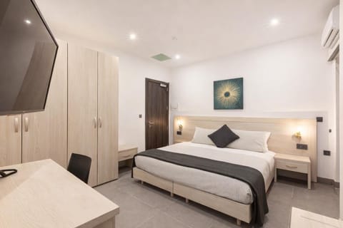 Communal lounge/ TV room, Bed, TV and multimedia, Photo of the whole room, Evening entertainment, Bedroom, hair dresser, wardrobe, air conditioner