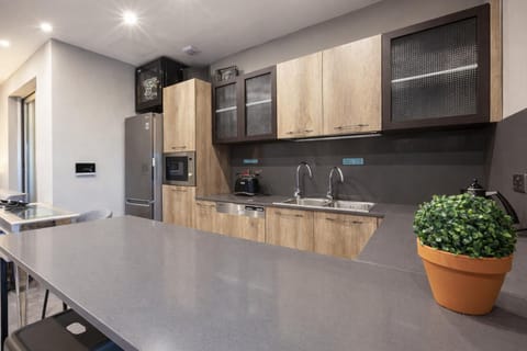 Kitchen or kitchenette, Dining area, dishwasher, minibar, oven, stove