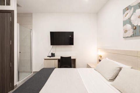 Communal lounge/ TV room, Bed, TV and multimedia, Photo of the whole room, Evening entertainment, Bedroom, hair dresser