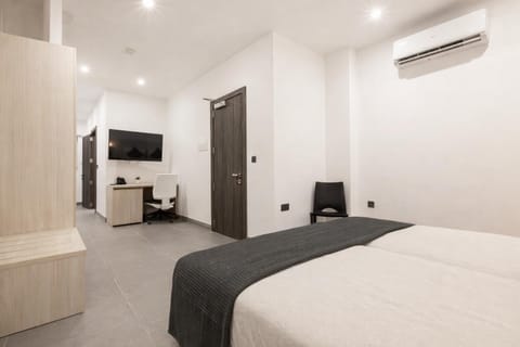 Communal lounge/ TV room, Bed, TV and multimedia, Kitchen or kitchenette, Photo of the whole room, Evening entertainment, Bedroom, hair dresser, minibar, wardrobe, air conditioner