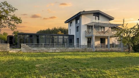 Property building, Spring, Day, Natural landscape, Garden, Garden view