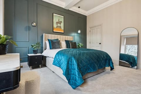 Spacious 5 Bedroom Home With 3 Bathrooms And Private Parking House in Glasgow