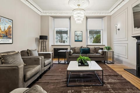 Spacious 5 Bedroom Home With 3 Bathrooms And Private Parking House in Glasgow