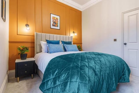 Spacious 5 Bedroom Home With 3 Bathrooms And Private Parking House in Glasgow