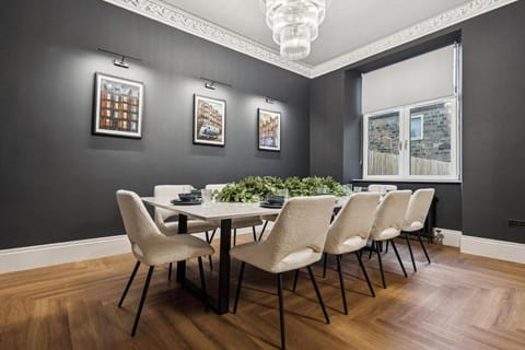 Spacious 5 Bedroom Home With 3 Bathrooms And Private Parking House in Glasgow