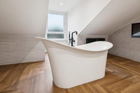 Spacious 5 Bedroom Home With 3 Bathrooms And Private Parking House in Glasgow