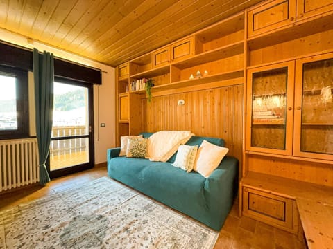 Photo of the whole room, Seating area, internet