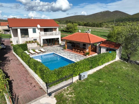 Property building, Day, Natural landscape, Garden, Garden view, Mountain view, Pool view, Swimming pool