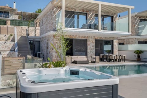 Property building, Natural landscape, Hot Tub, View (from property/room), Balcony/Terrace, Pool view, Swimming pool, sunbed