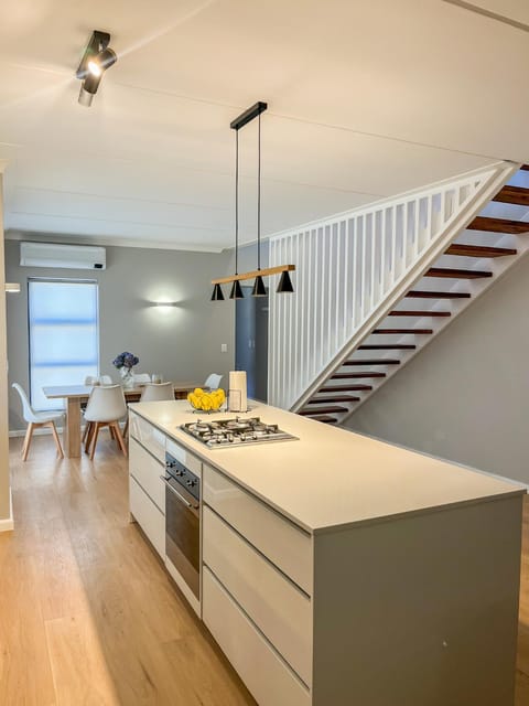 Kitchen or kitchenette, Dining area, stove