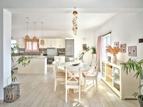 Kitchen or kitchenette, Dining area, oven