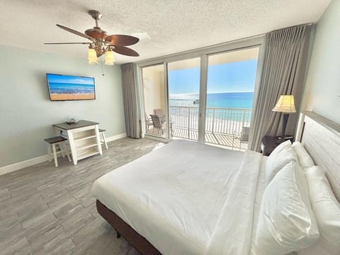 Beachfront Studio with Bunks Sleeps 4 at Majestic! Apartment in Long Beach