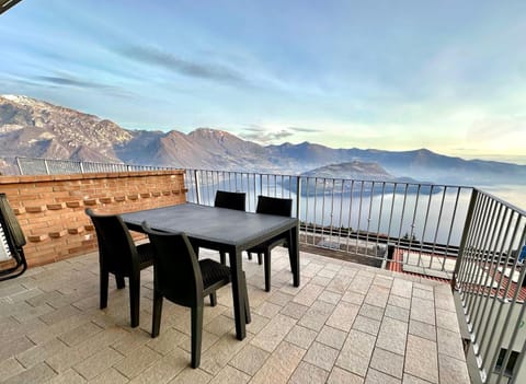 View (from property/room), Balcony/Terrace, Lake view, Mountain view