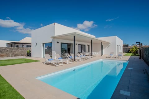 Property building, Minigolf, Table tennis, Pool view, Swimming pool, heating, internet, sunbed, towels, air conditioner