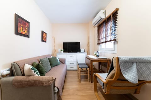 TV and multimedia, Living room, Dining area, air conditioner