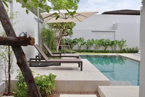 Patio, Spring, Day, Garden, Garden view, Pool view, Swimming pool, sunbed