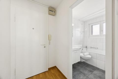 Wifi, Smart TV, City Centre, Queen Bed - CR 18 Apartment in Zurich City