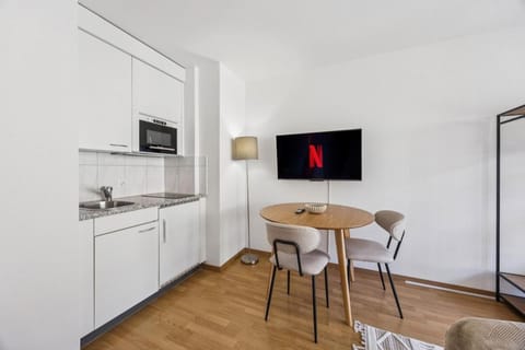 Wifi, Smart TV, City Centre, Queen Bed - CR 18 Apartment in Zurich City