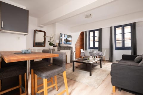 TV and multimedia, Living room, Seating area, Dining area