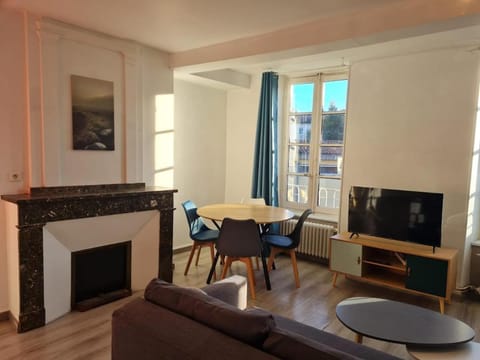 Communal lounge/ TV room, TV and multimedia, Living room, Dining area
