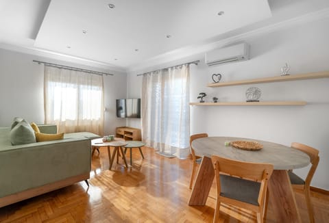 TV and multimedia, Living room, Seating area, Dining area, air conditioner