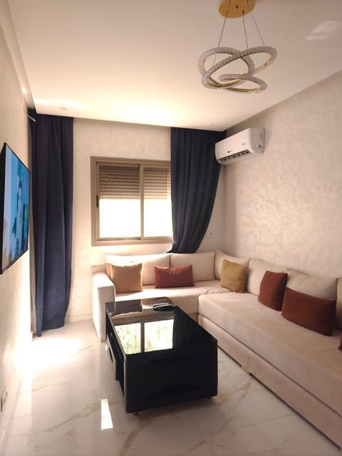 Communal lounge/ TV room, TV and multimedia, Living room, Seating area, air conditioner