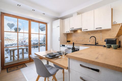 Kitchen or kitchenette, Dining area, dishwasher, stove