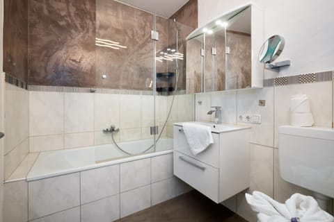 Shower, Bathroom, Bath, towels