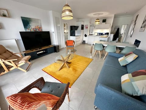 TV and multimedia, Kitchen or kitchenette, Living room, Dining area