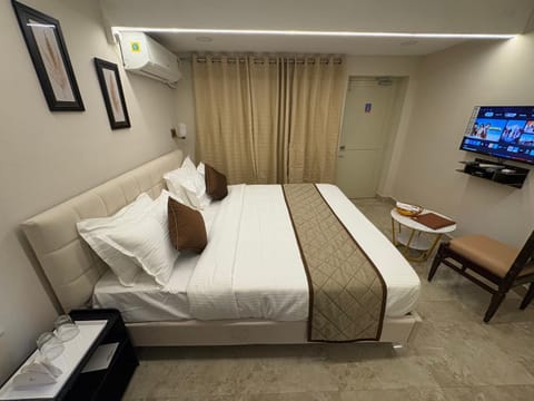 Photo of the whole room, Bedroom