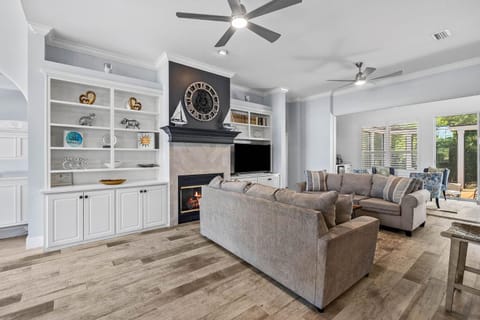 Sunce of Destiny - Vacation Home in Gated Community Near the Beach with Hot Tub & Shared Pool House in Destin