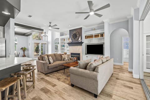 Sunce of Destiny - Vacation Home in Gated Community Near the Beach with Hot Tub & Shared Pool House in Destin