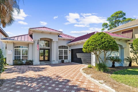 Sunce of Destiny - Vacation Home in Gated Community Near the Beach with Hot Tub & Shared Pool House in Destin