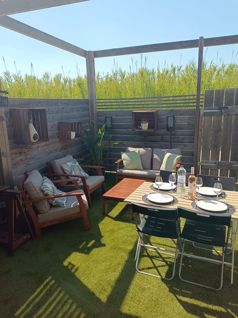 Patio, Spring, Day, Dining area