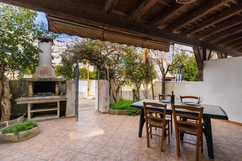 Property building, Balcony/Terrace, Living room