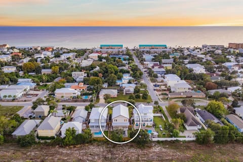 The Luke House - Vacation Getaway in Destin Near the Beach with Secluded Pool Area & Golf Cart House in Destin